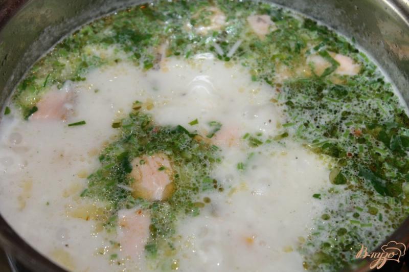 Фото приготовление рецепта: Сырный сливочный суп из лосося с зеленым перцем шаг №8