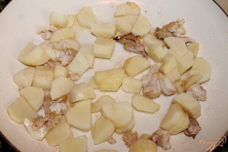 Фото приготовление рецепта: Картофельный гарнир с куриным филе и спаржевой фасолью шаг №3