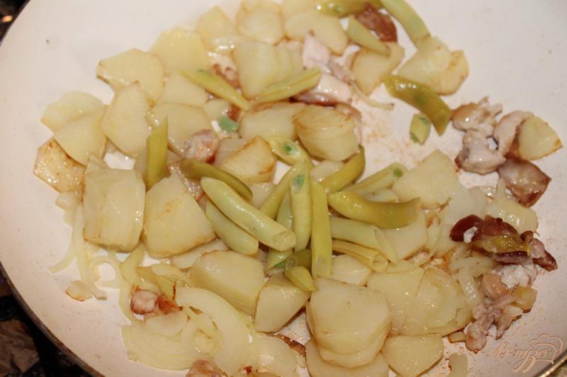 Фото приготовление рецепта: Картофельный гарнир с куриным филе и спаржевой фасолью шаг №4