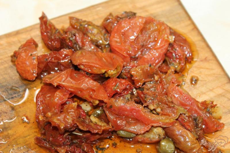 Фото приготовление рецепта: Свиной стейк с вялеными томатами и чесноком шаг №5