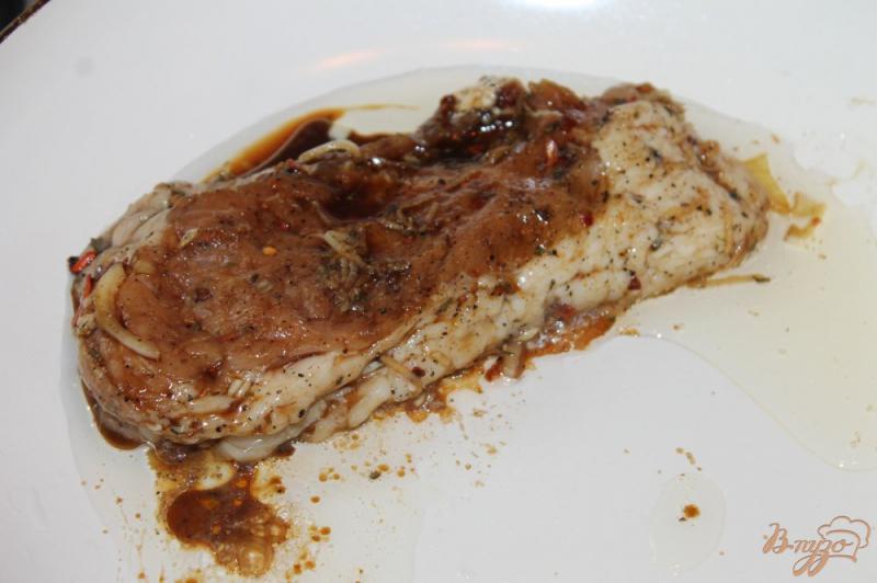 Фото приготовление рецепта: Свиной стейк с вялеными томатами и чесноком шаг №6