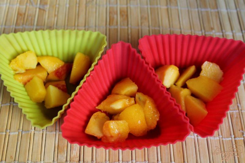 Фото приготовление рецепта: Бланманже с кусочками персика шаг №4