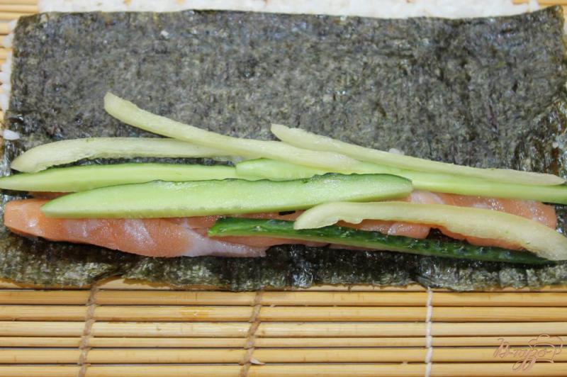 Фото приготовление рецепта: Ролл из соленым лососем, перцем и огурцом шаг №6