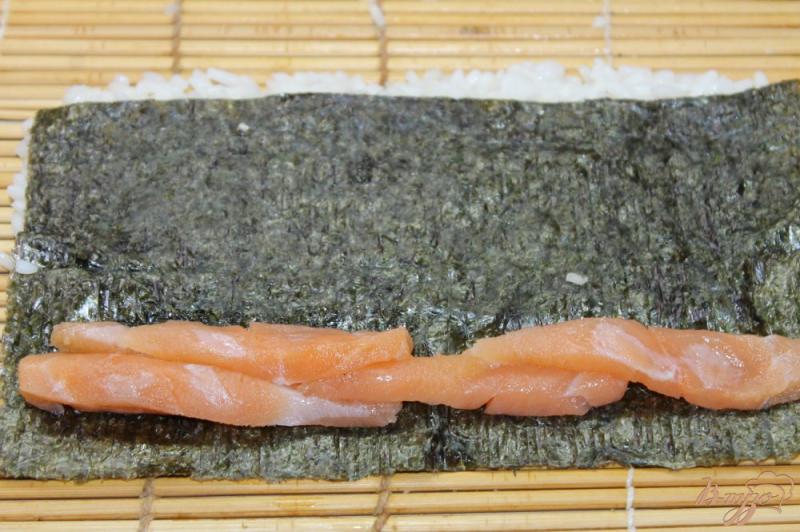 Фото приготовление рецепта: Ролл из соленым лососем, перцем и огурцом шаг №4