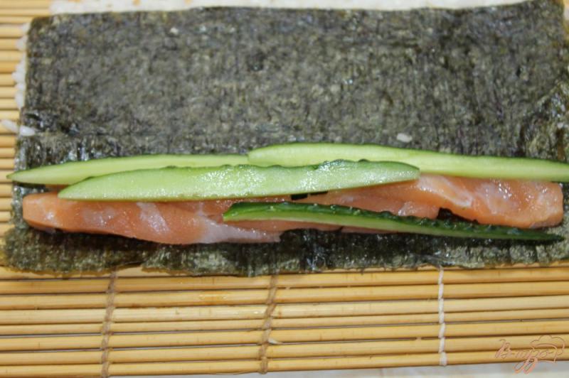 Фото приготовление рецепта: Ролл из соленым лососем, перцем и огурцом шаг №5
