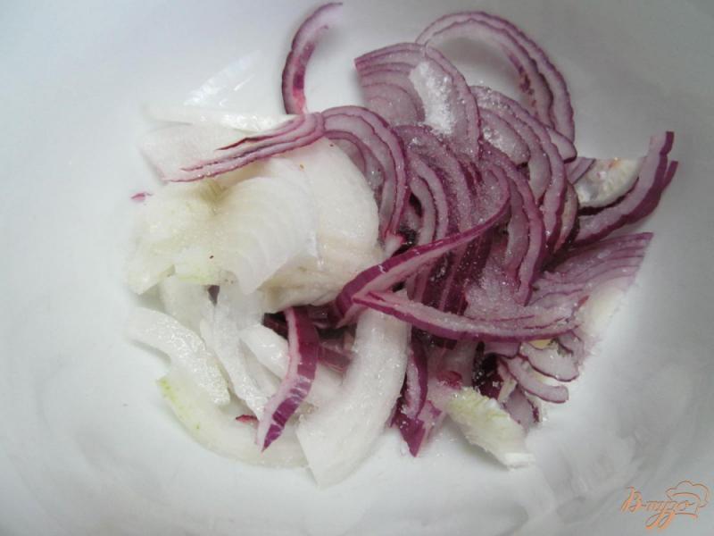 Фото приготовление рецепта: Салат по-узбекски из лука с помидором и гранатом шаг №1
