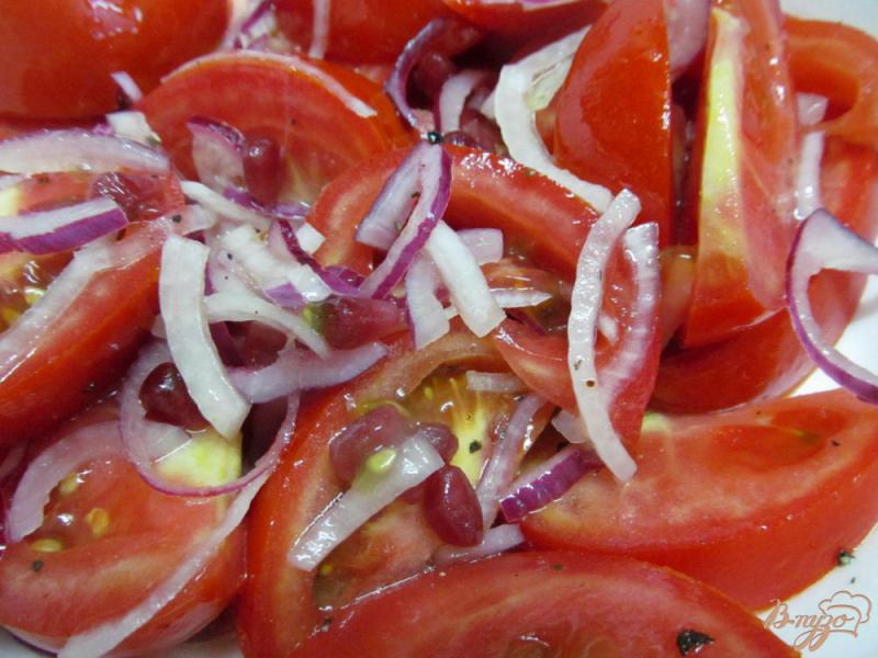Фото приготовление рецепта: Салат по-узбекски из лука с помидором и гранатом шаг №4