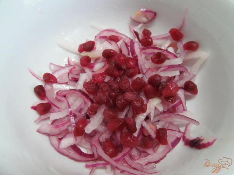 Фото приготовление рецепта: Салат по-узбекски из лука с помидором и гранатом шаг №2