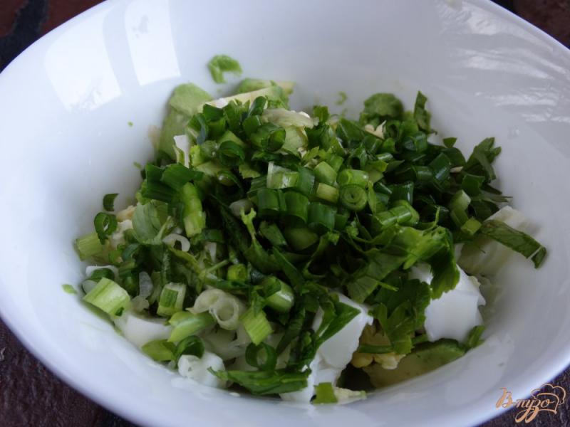 Фото приготовление рецепта: Салат с рисом, авокадо, яйцом шаг №3