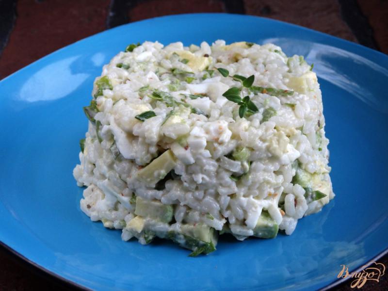 Фото приготовление рецепта: Салат с рисом, авокадо, яйцом шаг №5