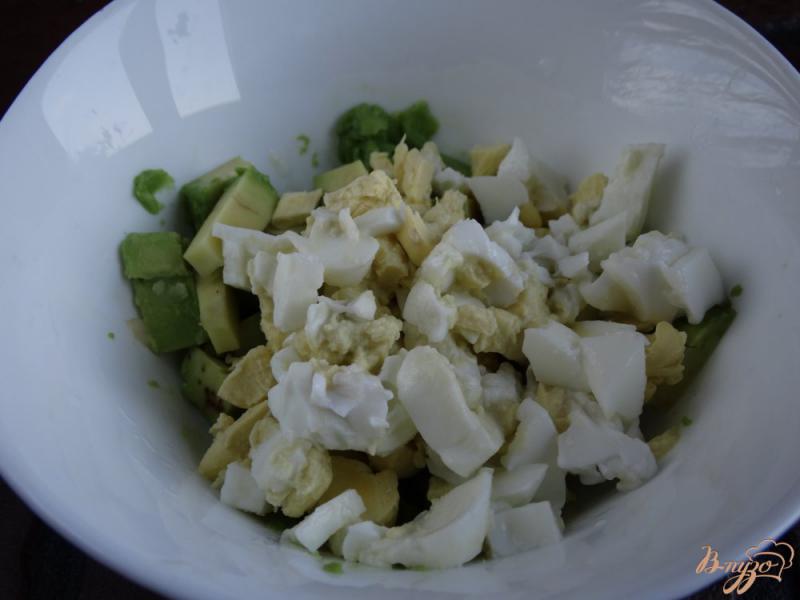 Фото приготовление рецепта: Салат с рисом, авокадо, яйцом шаг №2