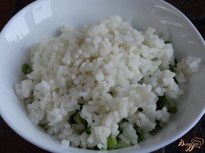 Фото приготовление рецепта: Салат с рисом, авокадо, яйцом шаг №4