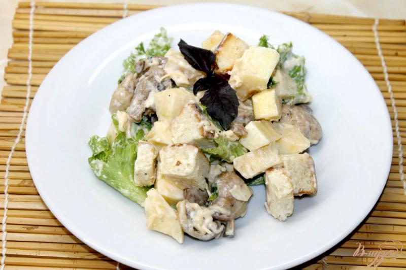 Фото приготовление рецепта: Летний салат из яблока, маринованных шампиньонов и свежих листьев салата шаг №6