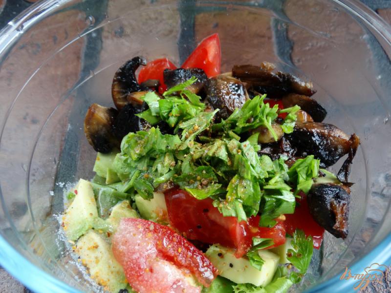 Фото приготовление рецепта: Cалат с грибами, авокадо и помидором шаг №5