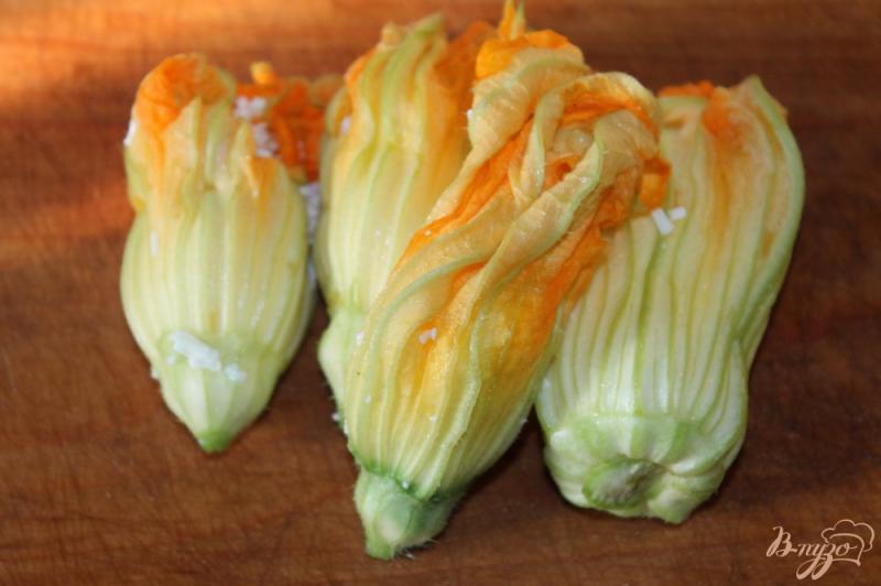 Фото приготовление рецепта: Закуска из цветков кабачка в кляре шаг №5