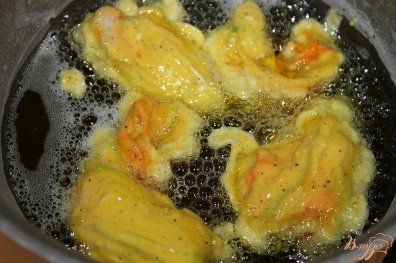 Фото приготовление рецепта: Закуска из цветков кабачка в кляре шаг №7