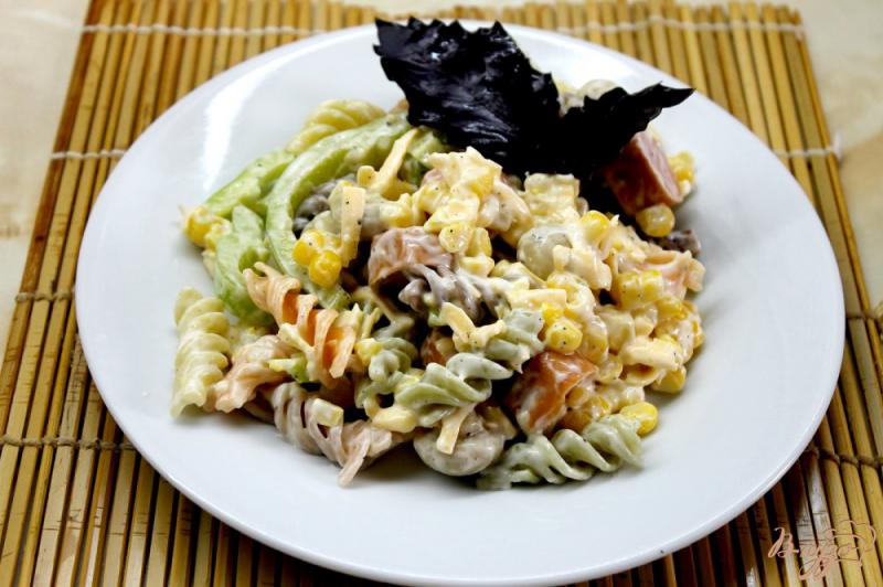 Фото приготовление рецепта: Салат из макарон, сосисок и маринованных шампиньонов шаг №7