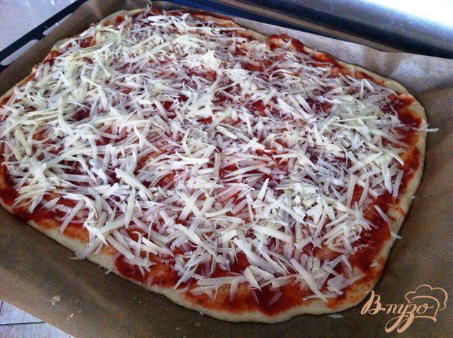 Фото приготовление рецепта: Пицца с ветчиной и салями шаг №4
