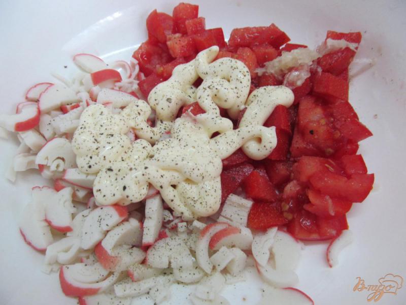 Фото приготовление рецепта: Крабовый салат с помидором шаг №2