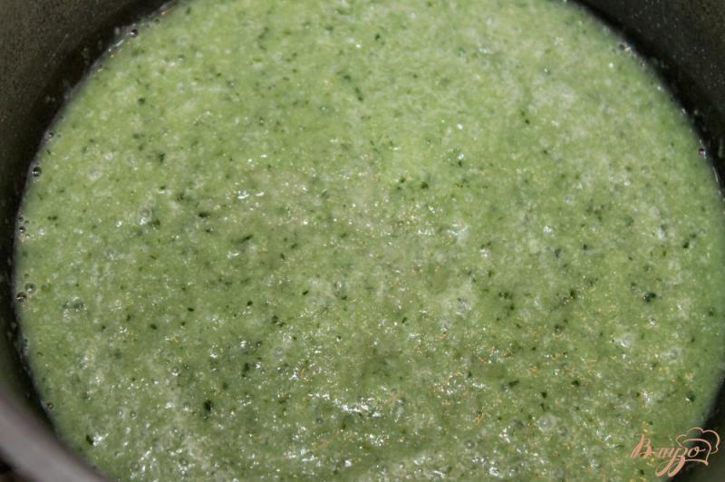 Фото приготовление рецепта: Сливочный крем - суп из огурца и крутонов шаг №5