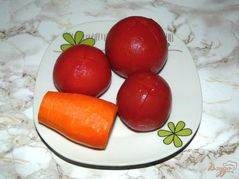 Фото приготовление рецепта: Томатно-морковный соус с зеленью шаг №1