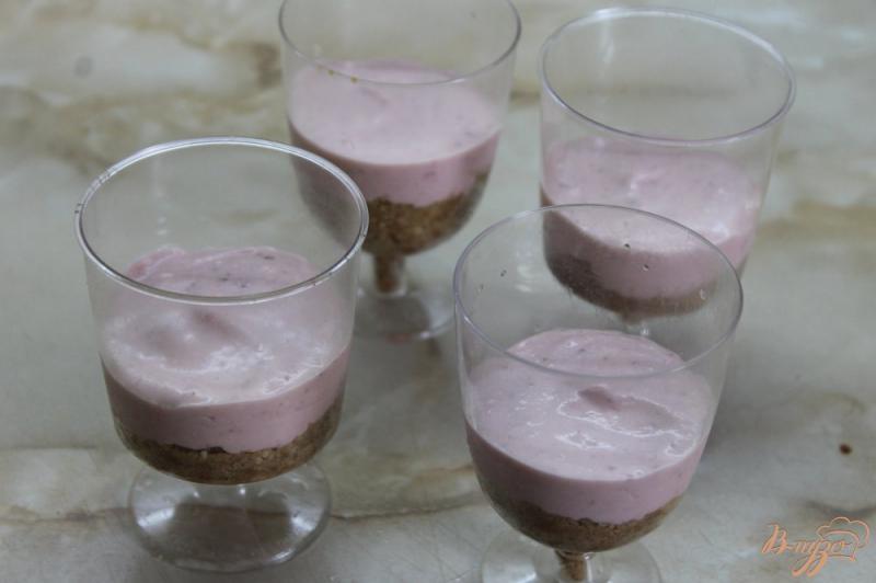 Фото приготовление рецепта: Творожный десерт с клубничным муссом и фруктами шаг №7