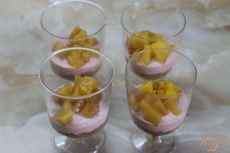 Фото приготовление рецепта: Творожный десерт с клубничным муссом и фруктами шаг №8