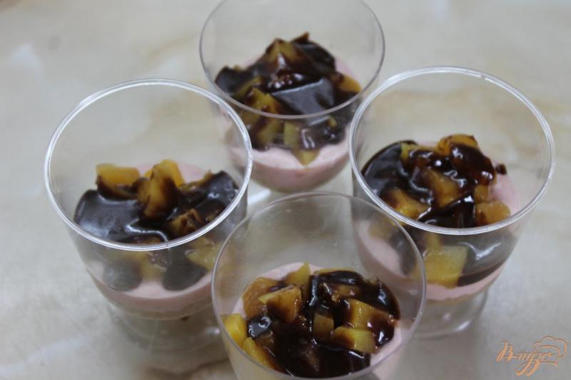 Фото приготовление рецепта: Творожный десерт с клубничным муссом и фруктами шаг №10