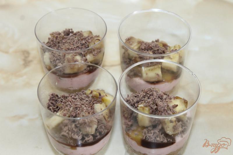 Фото приготовление рецепта: Творожный десерт с клубничным муссом и фруктами шаг №12