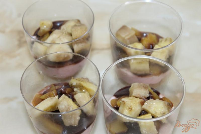 Фото приготовление рецепта: Творожный десерт с клубничным муссом и фруктами шаг №11