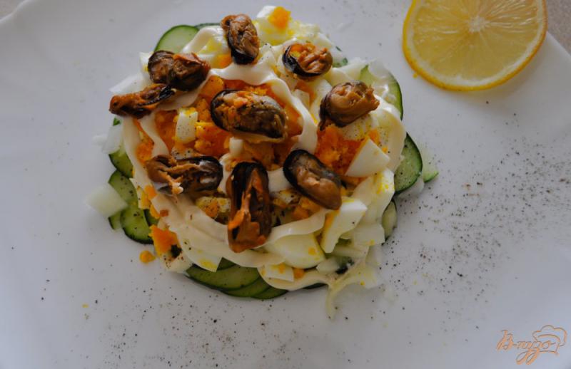 Фото приготовление рецепта: Салат с мидиями и огурцом шаг №4