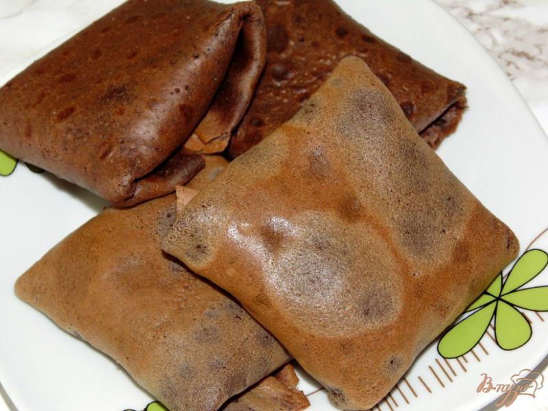 Фото приготовление рецепта: Шоколадные блины с творогом и черносливом шаг №6