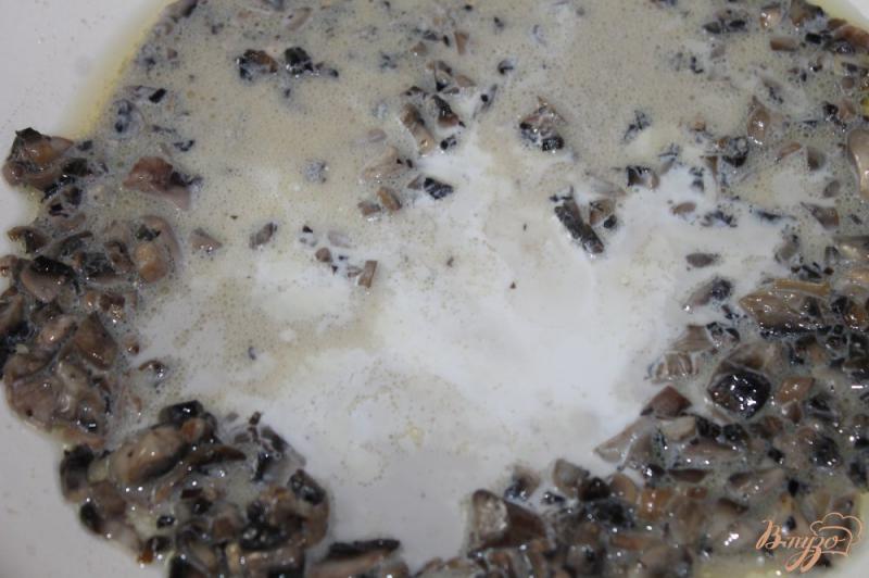Фото приготовление рецепта: Сливочный соус с грибами шаг №4