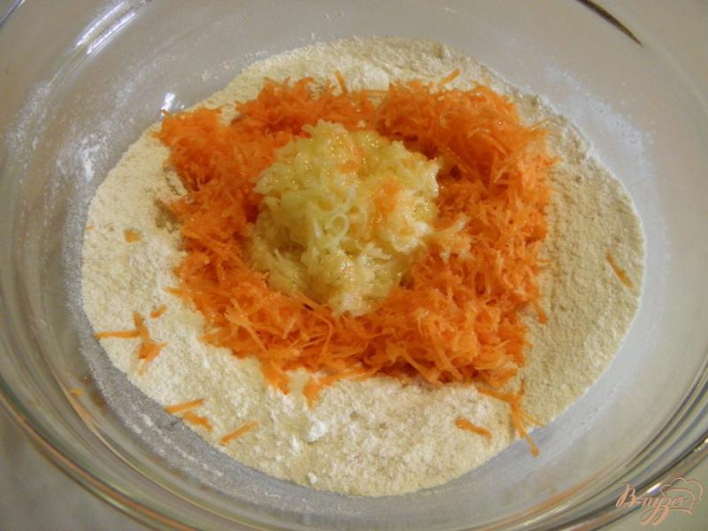 Фото приготовление рецепта: Коврижка с морковкой и яблоком постная шаг №4