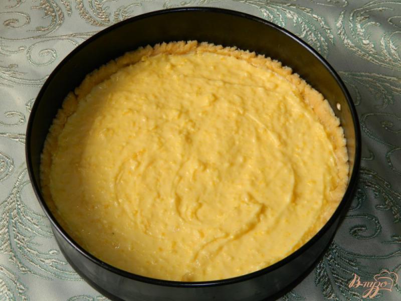 Фото приготовление рецепта: Сырно-лимонный пирог со свежими ягодами шаг №6