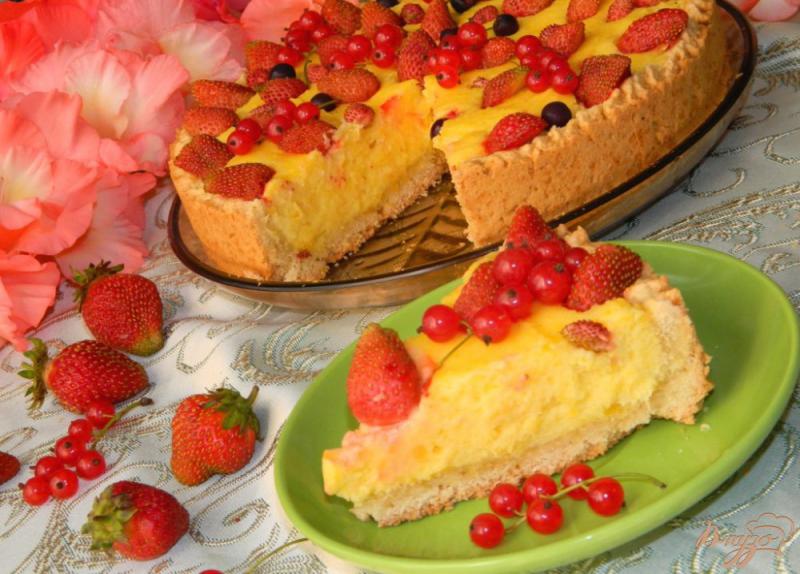 Фото приготовление рецепта: Сырно-лимонный пирог со свежими ягодами шаг №8