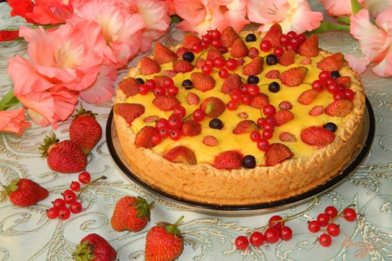 Фото приготовление рецепта: Сырно-лимонный пирог со свежими ягодами шаг №7