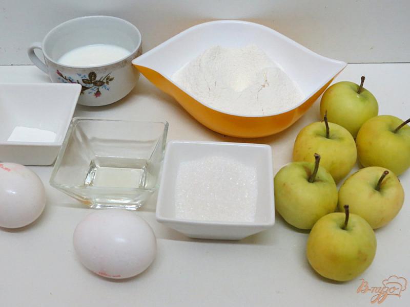 Фото приготовление рецепта: Шарлотка на молоке с яблоками шаг №1