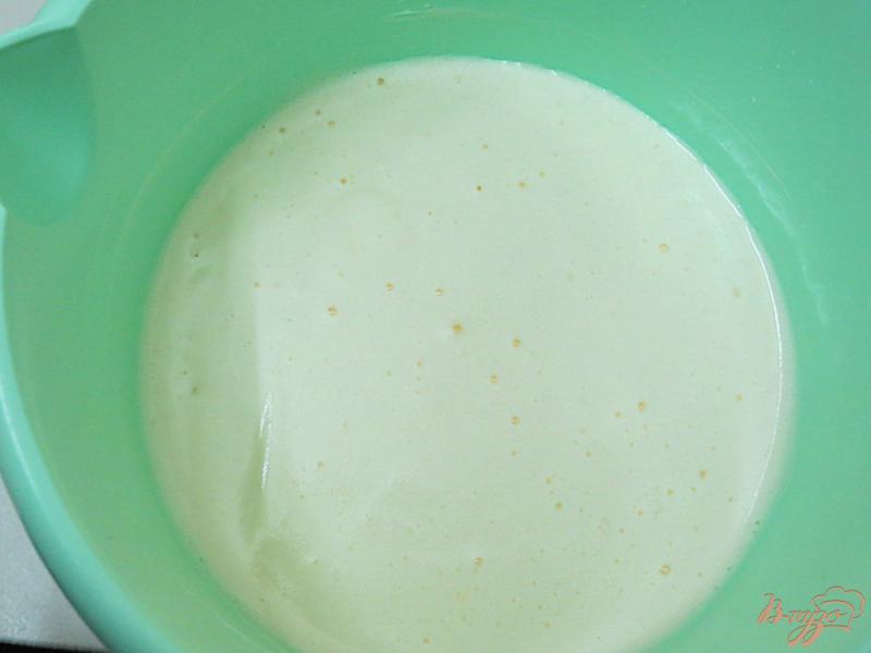 Фото приготовление рецепта: Шарлотка на молоке с яблоками шаг №3