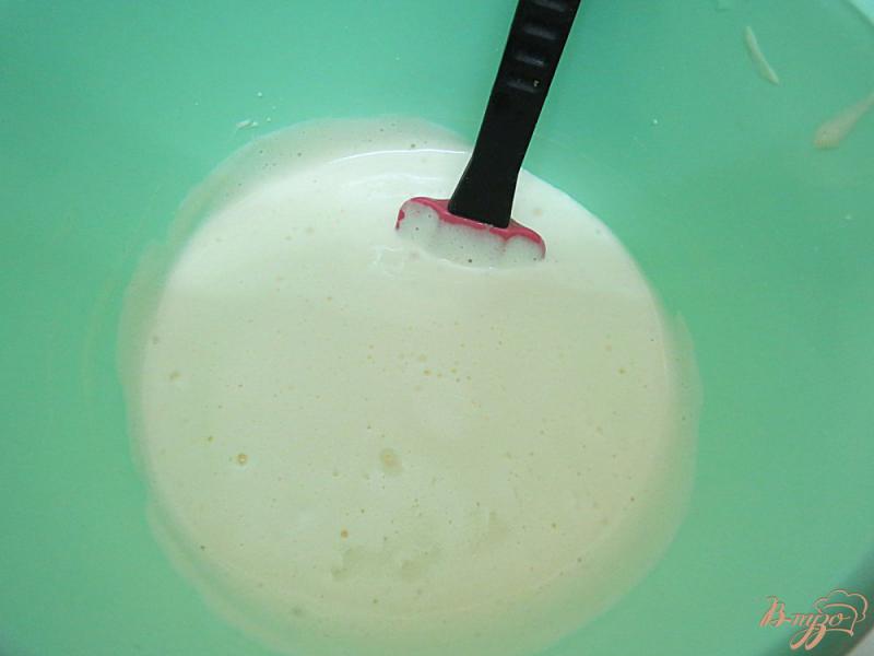 Фото приготовление рецепта: Шарлотка на молоке с яблоками шаг №4