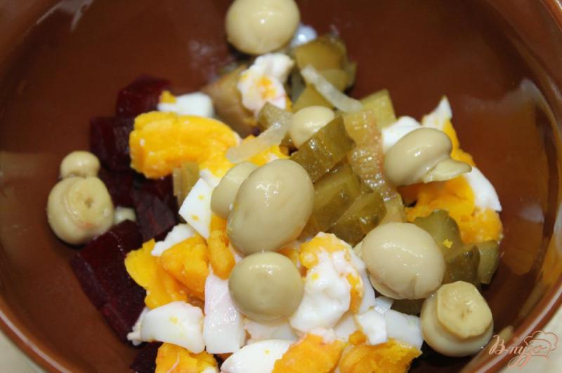 Фото приготовление рецепта: Свекольный салат с маринованными шампиньонами и отварным яйцом шаг №3