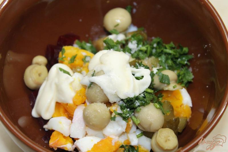 Фото приготовление рецепта: Свекольный салат с маринованными шампиньонами и отварным яйцом шаг №4