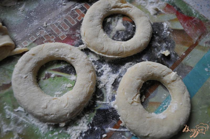Фото приготовление рецепта: Пончики на кефире шаг №4