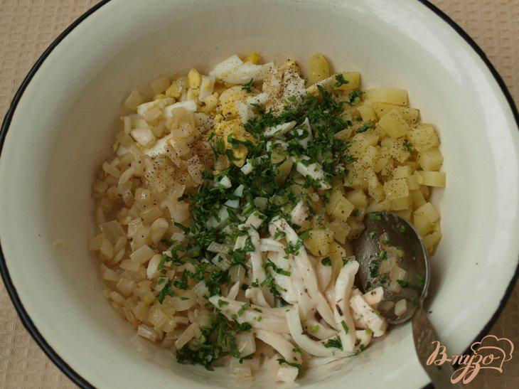 Фото приготовление рецепта: Салат с консервированными кальмарами шаг №2
