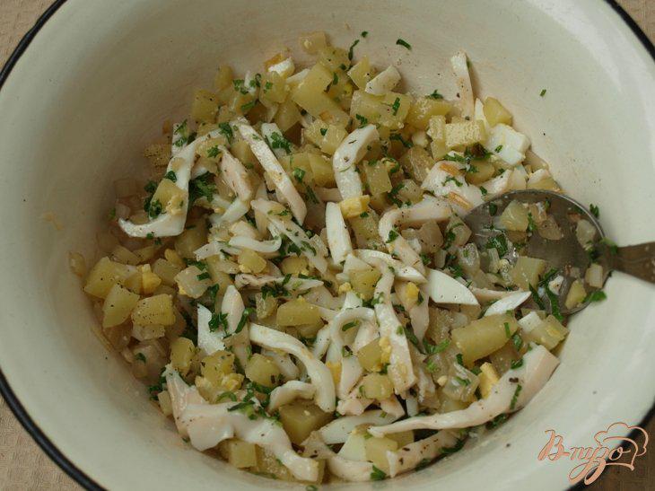 Фото приготовление рецепта: Салат с консервированными кальмарами шаг №3