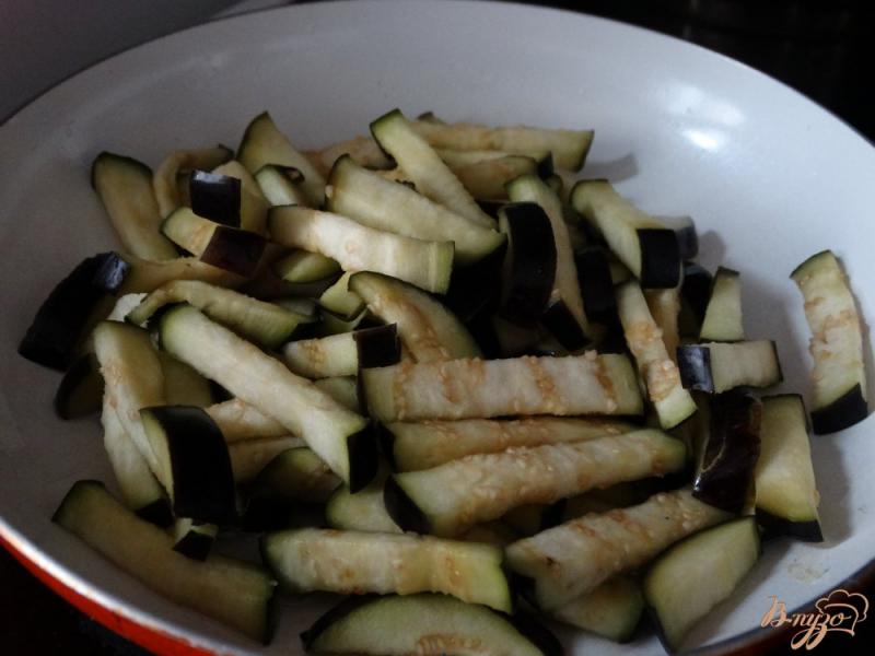 Фото приготовление рецепта: Теплый салат с баклажанами и адыгейским сыром шаг №1