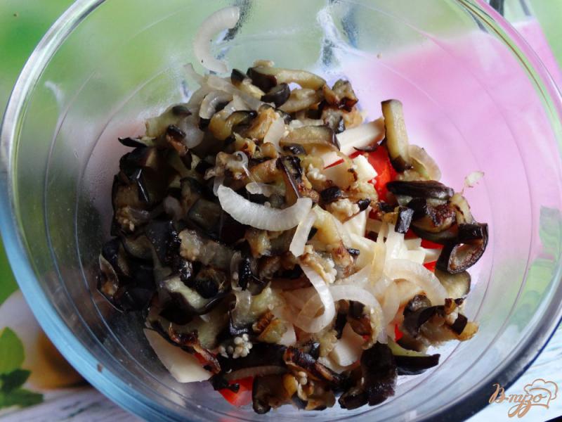 Фото приготовление рецепта: Теплый салат с баклажанами и адыгейским сыром шаг №4