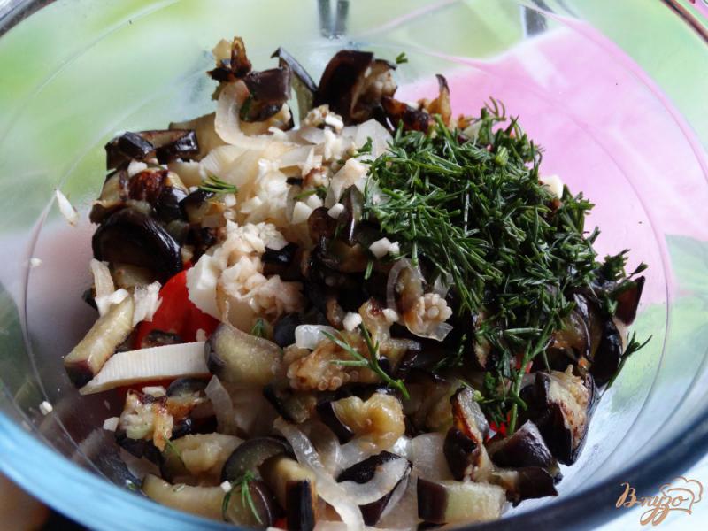 Фото приготовление рецепта: Теплый салат с баклажанами и адыгейским сыром шаг №5