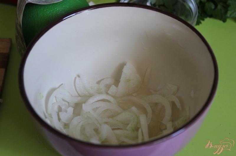 Фото приготовление рецепта: Семга с водкой и салатом из петрушки шаг №2