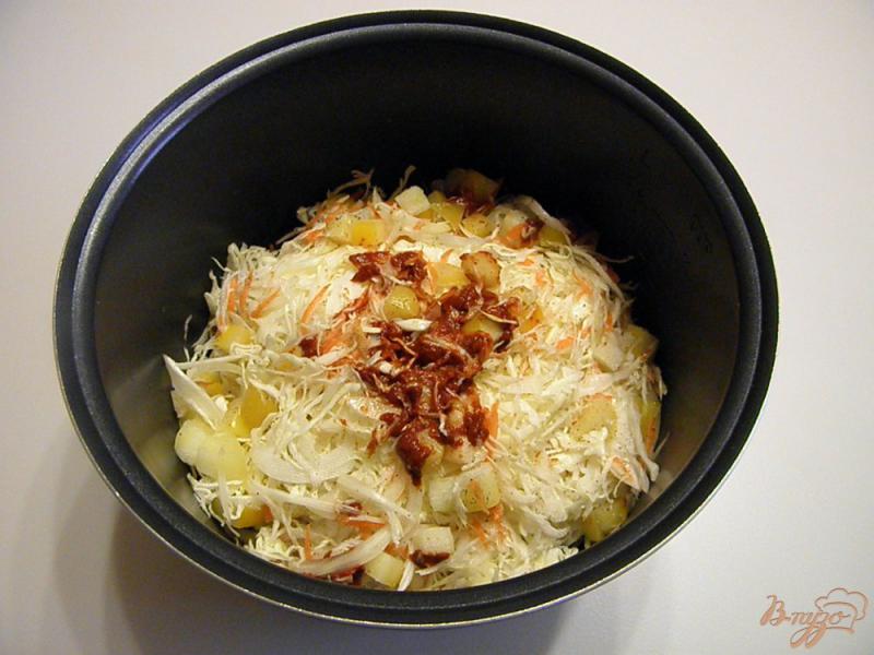 Фото приготовление рецепта: Солянка овощная или Тушенные кабачки с капустой шаг №4